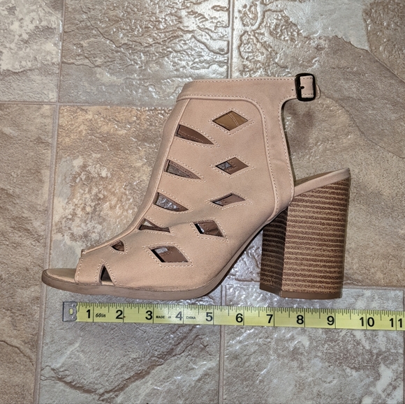 QUPID HEEL STRAP SANDALS Tan Size 8 - Picture 10 of 10